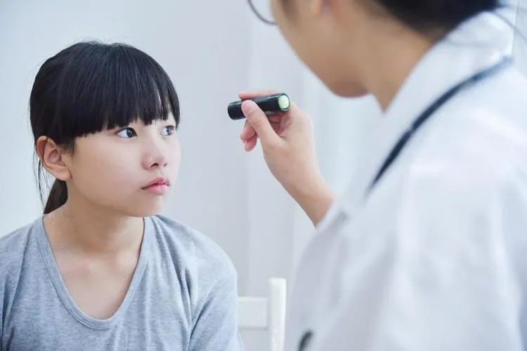 إعتام عدسة العين عند الأطفال: الأعراض والعلاج والرعاية